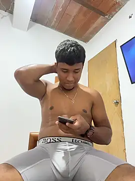 Show modela ale_biig na web-kameri