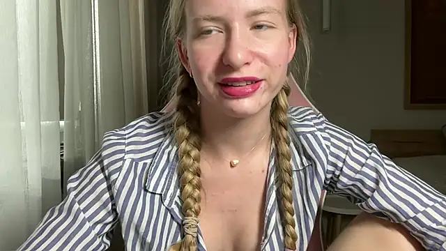 Show modela DarimBlondie na web-kameri