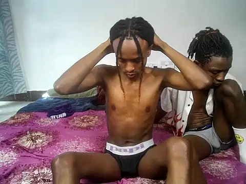הופעת וובקאם של threemanias
