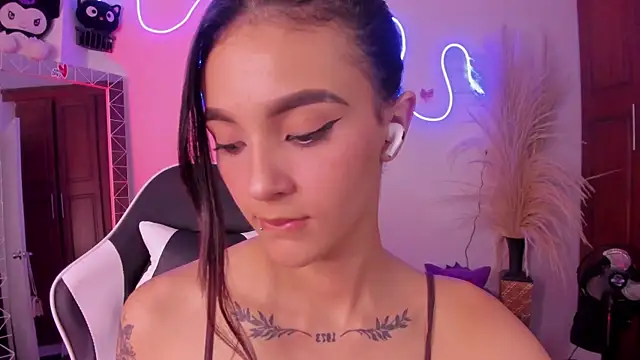 CarolineEvanss_11 Adlı Modelin Canlı XXX Sohbeti