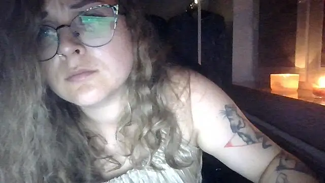 LucyTease webcam show