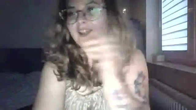 LucyTease webcam show