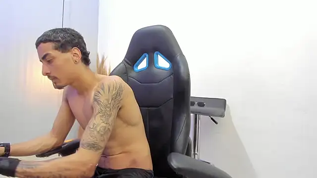 Show modela BriianOConner na web-kameri