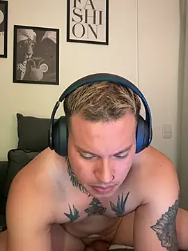 Show modela LuciusValmont na web-kameri