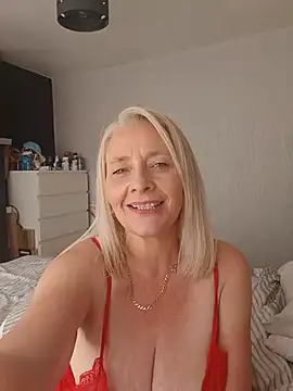 BellaUkCurvy Chat XXX in diretta