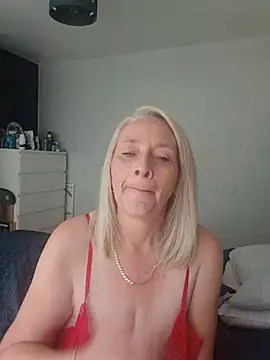 BellaUkCurvy's Live XXX Chat