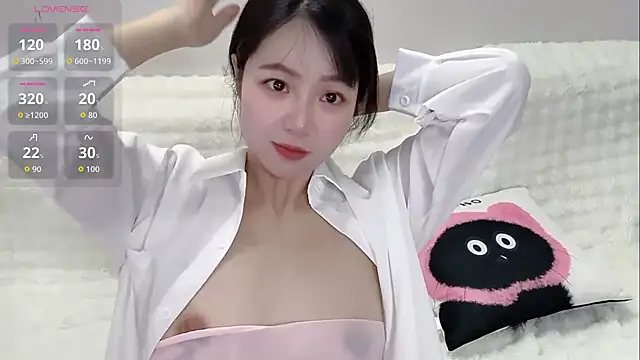 Lucy-8's Live XXX Chat