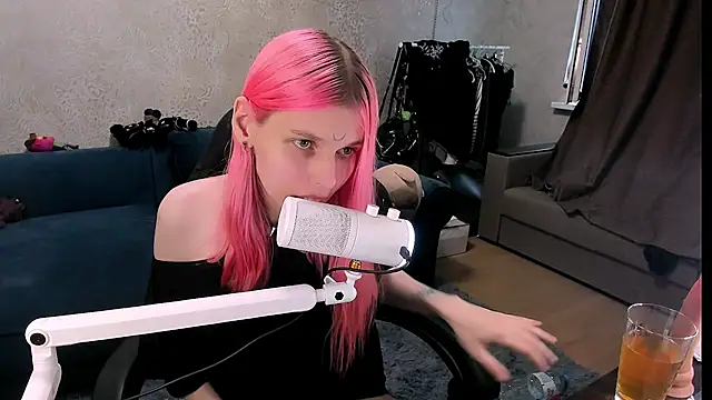 LunaPink69 Show in webcam