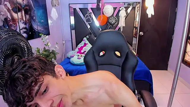 Show modela LiamHeatx na web-kameri