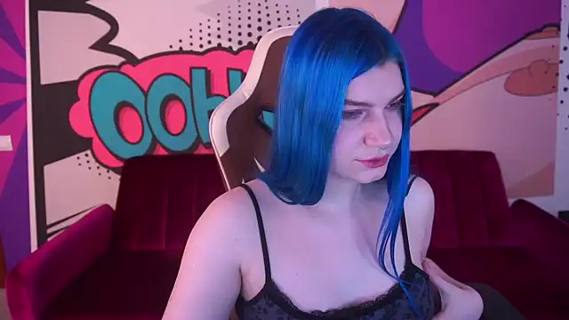 SallyMoonn: διαδικτυακό σόου στην κάμερα