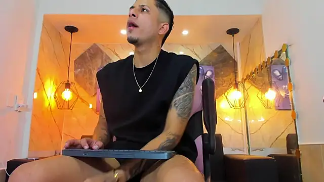 Klaar_Blessed: διαδικτυακό σόου στην κάμερα