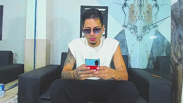 Klaar_Blessed: διαδικτυακό σόου στην κάμερα