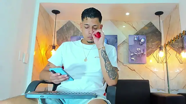 Klaar_Blessed: διαδικτυακό σόου στην κάμερα