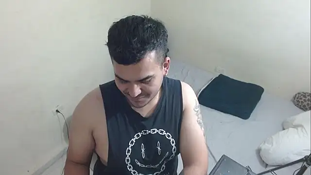 Show modela LatinBearX na web-kameri