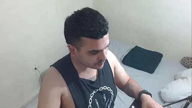 LatinBearX Show in webcam