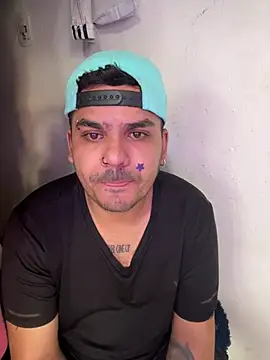 LatinBearX Show in webcam