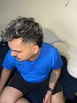 הופעת וובקאם של LatinBearX