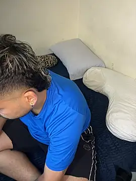 LatinBearX Show in webcam
