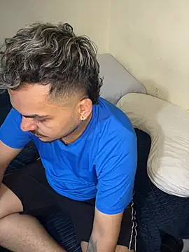 Show modela LatinBearX na web-kameri