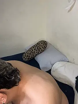 הופעת וובקאם של LatinBearX