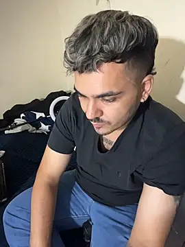 LatinBearX Show in webcam
