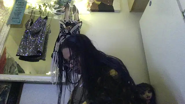 12InchesOfTransD Show in webcam