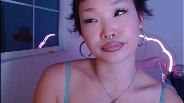 Show modela LLspinzz na web-kameri
