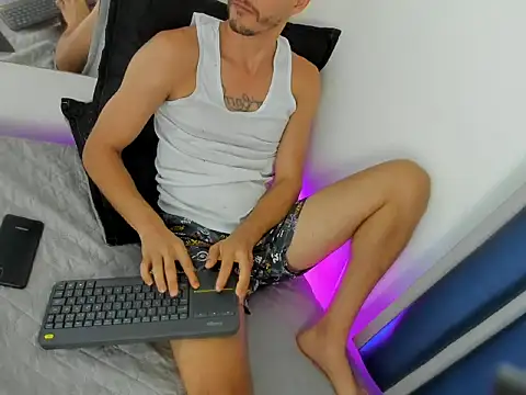 Damiam_23: διαδικτυακό σόου στην κάμερα