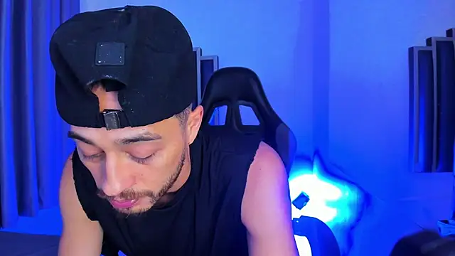Damiam_23 Show in webcam