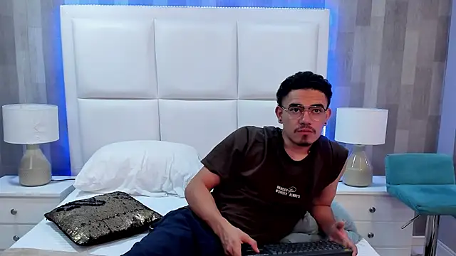 Show modela JadenJake na web-kameri