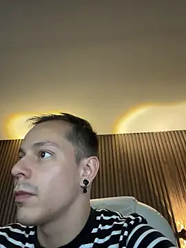 Pertunjukan Kamera Web DominickMuller