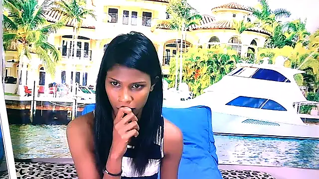 IndianSilkySpice Webcam-Show