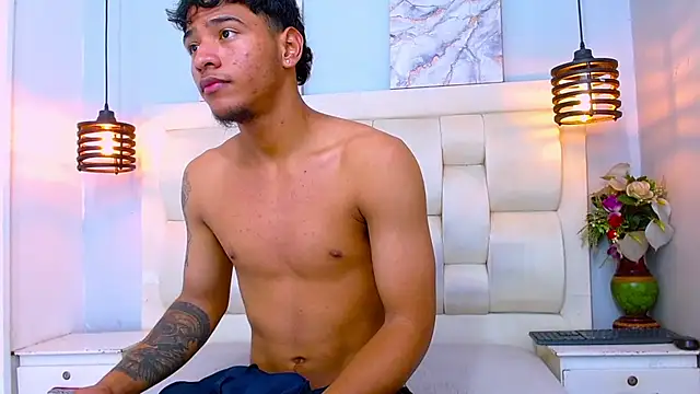 Poul_Garcia Show in webcam