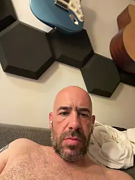 Italianstallion2756 Show in webcam