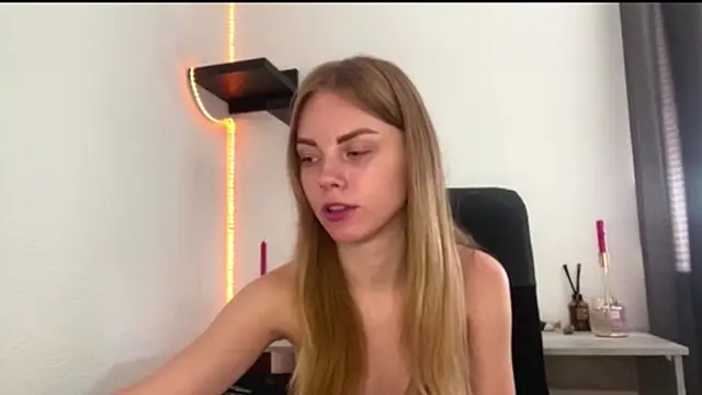 SunnyStrike Adlı Modelin Canlı XXX Sohbeti