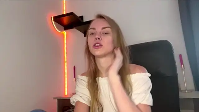SunnyStrike Adlı Modelin Canlı XXX Sohbeti