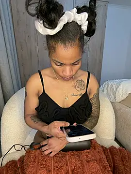 Milkypucy webcam show
