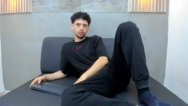 LUCA_GREEND Show in webcam