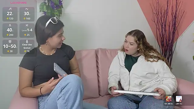 Emilyblosom-y-MiaRose: διαδικτυακό σόου στην κάμερα