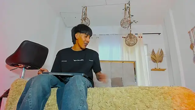 Show modela Ousuke_noir na web-kameri