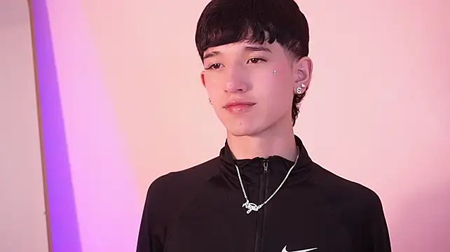 suki_dolll Show in webcam