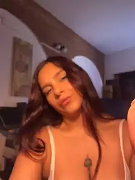 LuciaLatina webcam show