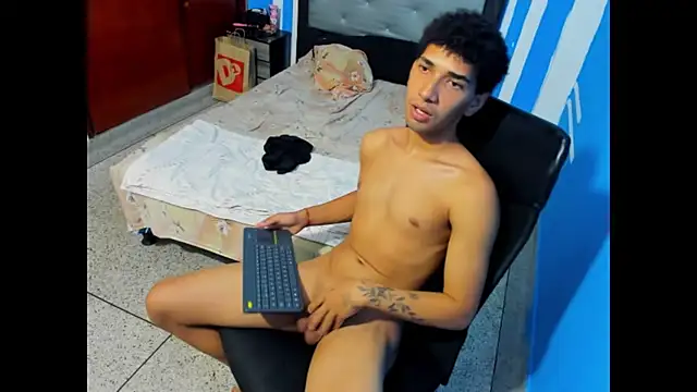efrain_boy Show in webcam