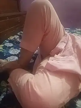 Pokazy przed kamerką – desi_Housewife1