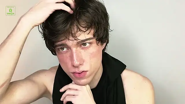 Show modela mark_shot na web-kameri