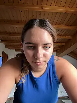 Naomi-Kleinn Webbikameraesitys