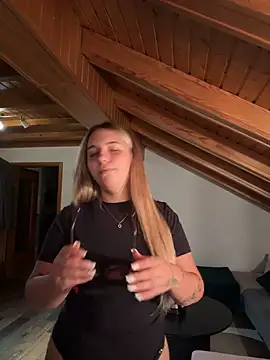 Naomi-Kleinn Webbikameraesitys
