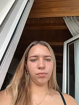 Naomi-Kleinn Webbikameraesitys