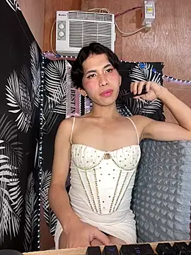 UrasianFemboy 网络视讯表演