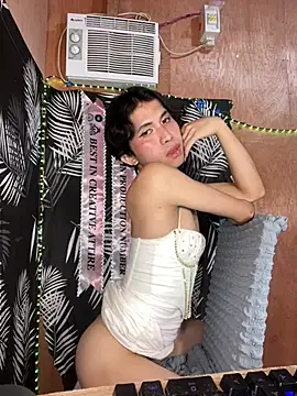 UrasianFemboy 网络视讯表演